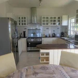 Tropical Garden Self Catering Виктория