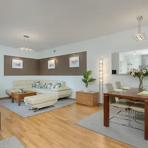 Cosy With Parking In The Centre By Renters Apartament